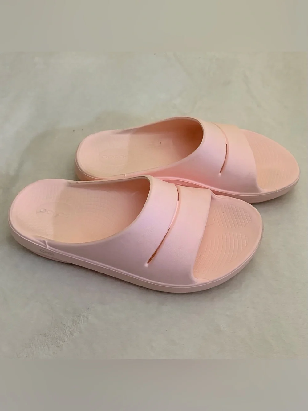 OOFOS Women’s Slide Sandals in Light Pink